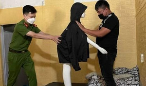 Đưa nghi phạm thực nghiệm hiện trường vụ đánh bạn gái tử vong