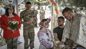 Đám cưới giữa tiếng còi báo động ở miền đông Ukraine