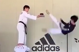 Màn thổi nến bằng chân 'chất lừ' của dân học võ