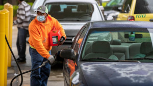 Giá xăng dầu phi mã, các nước trên thế giới ghìm cương thế nào?