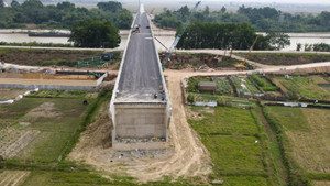 Video: Cây cầu cụt hơn 100 tỷ đồng nối Bắc Giang - Hà Nội bị bỏ hoang