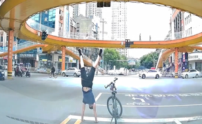 Chờ đèn đỏ, thanh niên đứng giữa đường tập thể dục