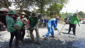 Video: Biệt đội U70 vá đường ở miền Tây