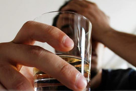 Uống rượu ừng ực để khoe tửu lượng, người đàn ông suýt chết 