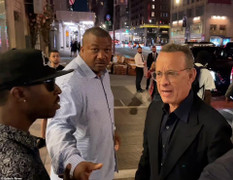 Tom Hanks tức giận hét lên khi vợ bị tấn công