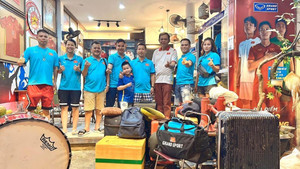 Xúc động cảnh CĐV lặn lội sang tận Uzbekistan để tặng mắm ruốc cho U23 Việt Nam