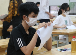 Sáng nay, hơn 100.000 thí sinh làm thủ tục dự thi lớp 10 ở Hà Nội