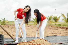 Top 41 Hoa hậu Hoàn Vũ Việt Nam 2022 đội nắng trồng cây
