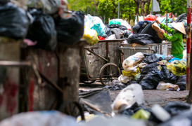 Ảnh: Rác thải chất đống, bốc mùi hôi thối trên nhiều tuyến phố Hà Nội