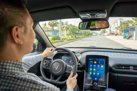 Ngược giá xăng dầu, VinFast cố định giá thuê pin ô tô điện