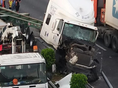 Xe container lật ngang, cao tốc TP.HCM - Trung Lương kẹt cứng hàng chục cây số