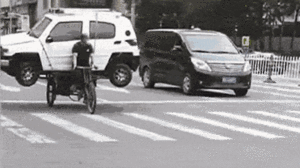 Video: Giật mình chứng kiến cảnh xe đạp 3 bánh vận chuyển ô tô trên phố