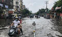 Nhiều tuyến đường ngập sau trận mưa lớn ở TP.HCM