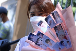 Người mẹ tặng con gái bó hoa 'thần tượng K-Pop' sau buổi thi vào lớp 10