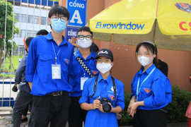 Nữ sinh lớp 6 ‘đội nắng’ hỗ trợ các anh chị thi vào lớp 10 ở Hà Nội