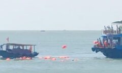 Va chạm với tàu du lịch, tàu chuyển tải chìm trên vịnh Lan Hạ