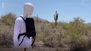 Video: Lính cứu hỏa ở Mỹ chế áo chống đạn cho học sinh