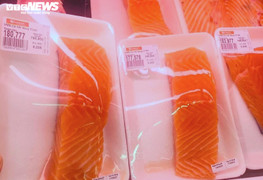 Cá hồi tăng giá gấp 3 lần, kẻ mua người bán đều choáng váng