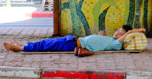 Giấc ngủ trưa vội của lao động nghèo giữa ngày Hà Nội nóng đỉnh điểm gần 40 độ C