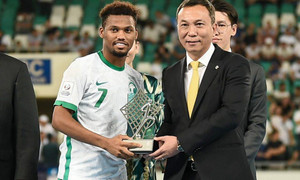 Quyền Chủ tịch VFF trao giải thưởng cho cầu thủ xuất sắc nhất U23 châu Á