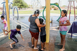 Giá năng lượng tăng, dân Mỹ chật vật tìm cách tránh nóng