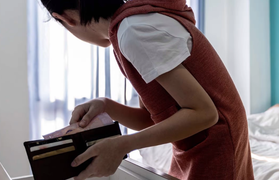 Nữ sinh Trung Quốc trộm gần nửa tỷ đồng tiền phẫu thuật của mẹ để mua sắm online