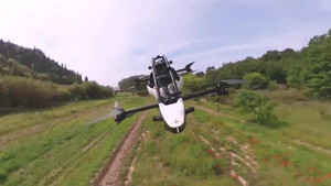 Video: Kỹ sư đi làm bằng máy bay mini 8 cánh quạt