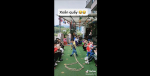 Cậu bé ngã dúi dụi vì trò chơi xoắn chân