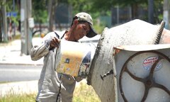 Ảnh: Người lao động oằn mình mưu sinh giữa 'chảo lửa' miền Trung