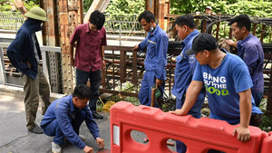 Lắp rào chắn ngăn xe 3 bánh, xe thồ lên cầu Long Biên