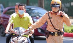 Ảnh: CSGT Hà Nội xử lý nhiều 'ma men' vô tư chở 3 không đội mũ bảo hiểm