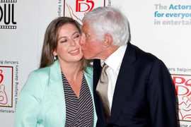 Nam diễn viên 96 tuổi tràn đầy sinh lực bên vợ trẻ