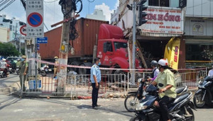Container mất lái đâm vào tiệm vàng ở TP.HCM