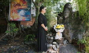 Danh ca Khánh Ly trầm tư bên mộ nhạc sĩ Trịnh Công Sơn