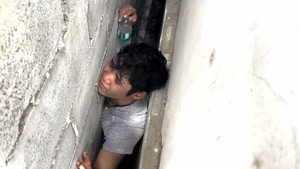 Video: Giây phút giải cứu người đàn ông mắc kẹt giữa hai bức tường