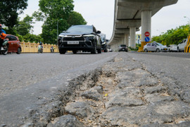 Dân bất an đi qua đường dưới chân đại công trường nghìn tỷ Nhổn-ga Hà Nội