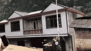 Video: Khoảnh khắc ngôi nhà 2 tầng bị nước lũ đánh sập