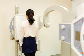 Yêu cầu bệnh nhân nữ cởi trần chụp X-quang, bác sỹ bị đình chỉ công việc