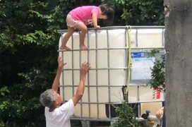 Khoảnh khắc 'tiểu công chúa' tạo bất ngờ cho cả nhà: Đẻ con gái kể cũng 'nhàn'