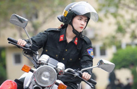 Ảnh: Nữ sinh cảnh sát xinh đẹp lái mô tô phân khối lớn gây ấn tượng