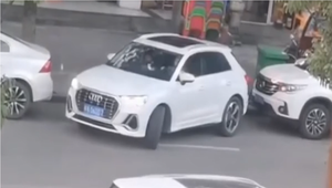 Kẹt cứng giữa hai ô tô, nữ tài xế rời 'chuồng' siêu giỏi