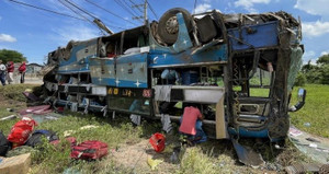 Xe khách lộn vòng rồi lật ngửa trên ruộng lúa, nhiều người bị thương