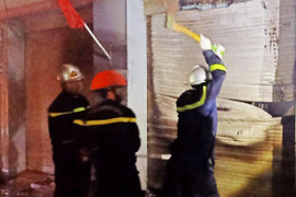 Giải cứu cặp vợ chồng cùng 2 con nhỏ mắc kẹt trong đám cháy giữa đêm ở Hà Nội