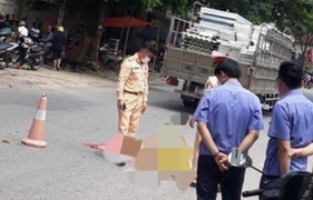 Đứng ven đường, bé trai bị xe tải cuốn vào gầm chết thương tâm