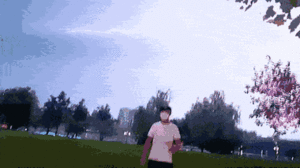 Video: Đang tạo dáng chụp ảnh, nam thanh niên vội bỏ chạy vì sét đánh