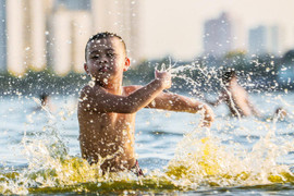 Ảnh: Người Hà Nội ra hồ Tây tắm ‘giải nhiệt’ ngày nắng nóng