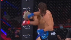 Video: Võ sĩ tung đòn chỏ cực nhanh hạ knock-out đối thủ