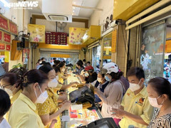 Vàng liên tục giảm giá: Ôm nhiều vàng hoang mang, cầm nhiều tiền khó ngủ