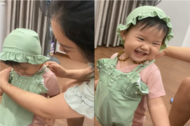 Được khen xinh, bé gái cười tít mắt