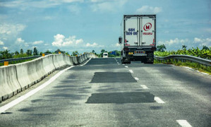 Đường hơn 6.300 tỷ đồng ở miền Tây 'vá chằng vá đụp' sau hơn 1 năm khánh thành